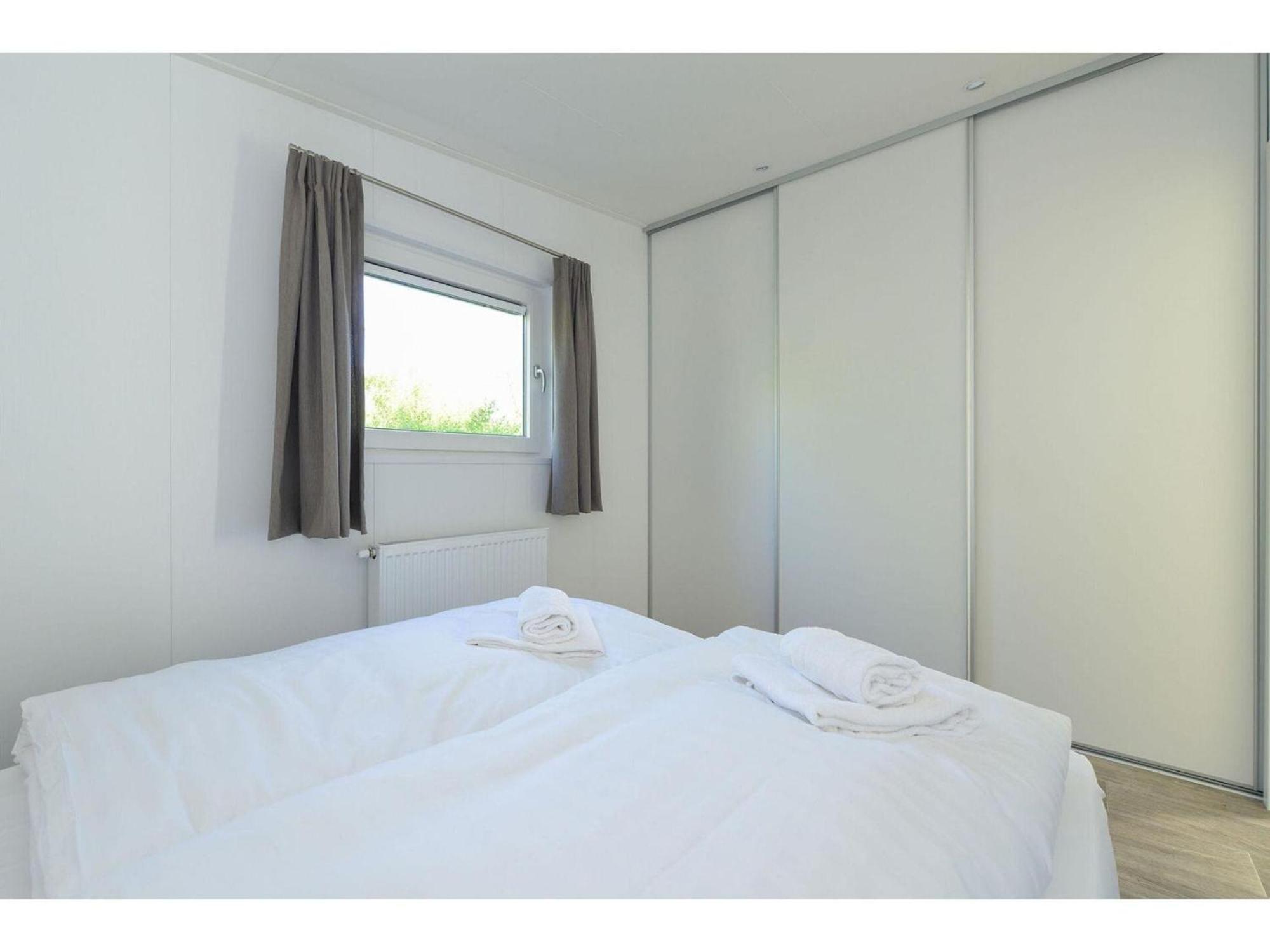 Brand New Chalets At 10 Minutes From The Oosterschelde Heinkenszand Bagian luar foto